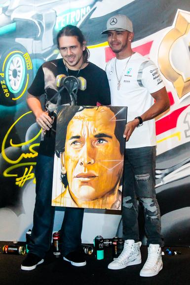 Lewis Hamilton Ganha Quadro Rosto De Ayrton Senna