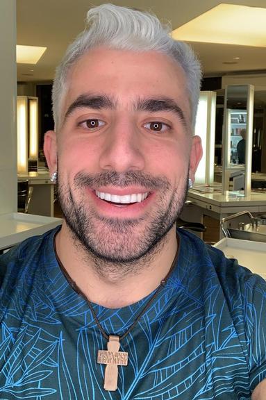 Kaysar Dadour surge com cabelos platinados no Dança dos Famosos