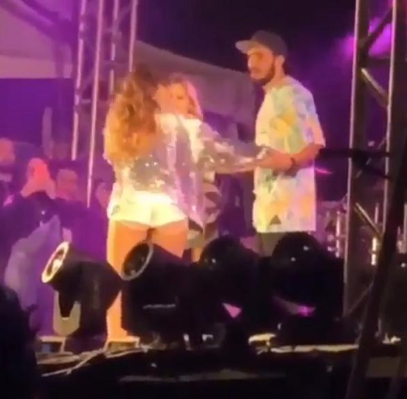 Casal fica noivo em show de Anitta 