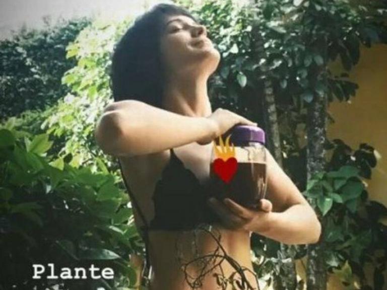 Bianca Bin segurando frasco com sangue menstrual 