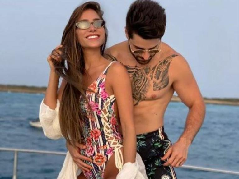 Romana Novais mostra a gravidez em look de praia.