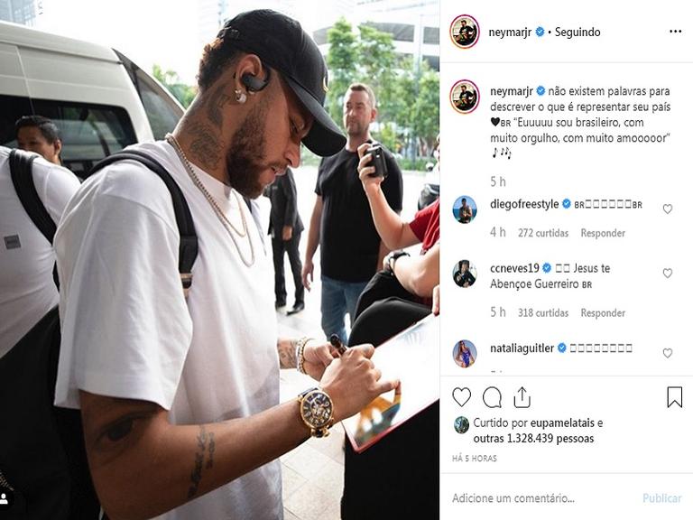 Neymar Jr. dando autógrafo para fã