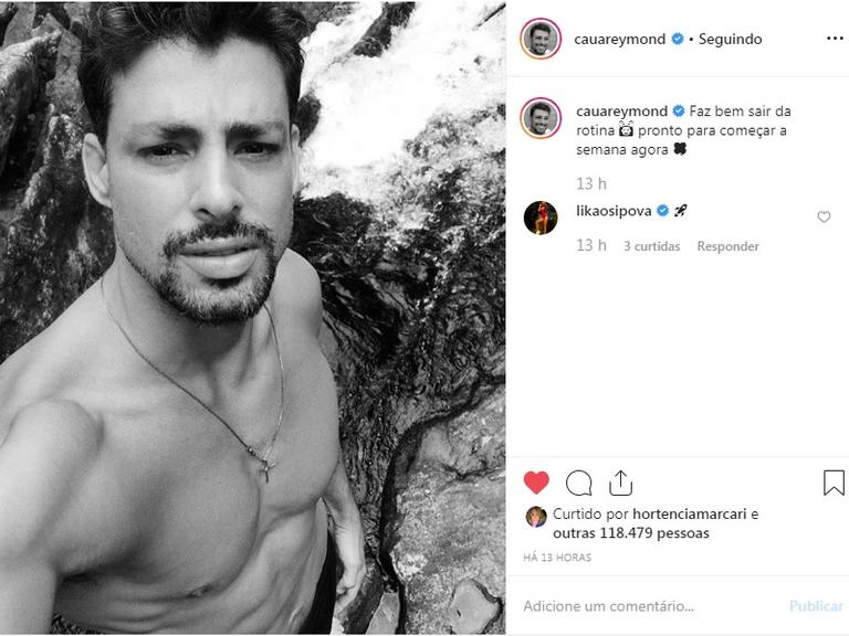 Cauã Reymond arranca suspiros da web ao compartilhar foto exibindo barriga trincada