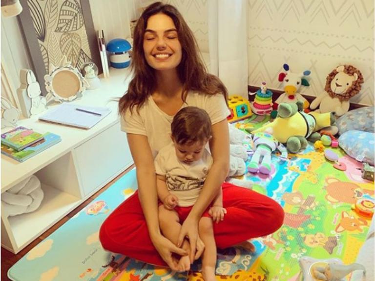 Isis Valverde sem maquiagem com filho no colo