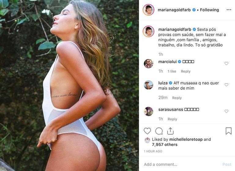 Mariana Goldfarb exibe tatuagem sexy nas costelas. 