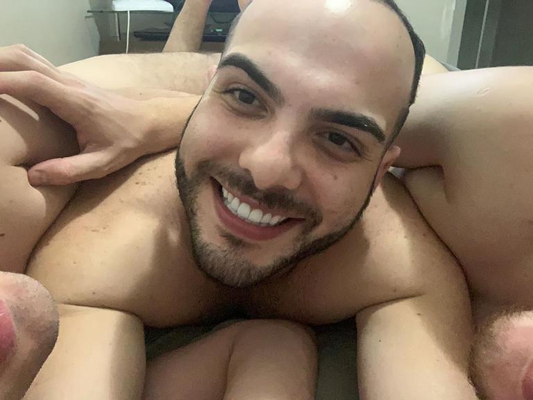 Ex-BBB Mahmound Baydoun nu com dois homens