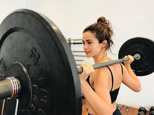 Nanda Costa treinando com barra enorme