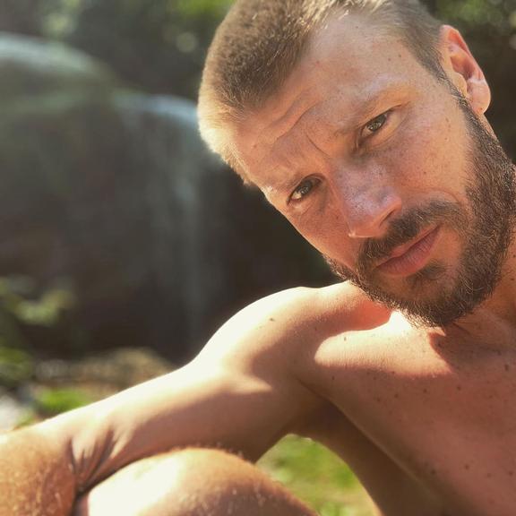 Rodrigo Hilbert descamisado em foto com legenda misteriosa