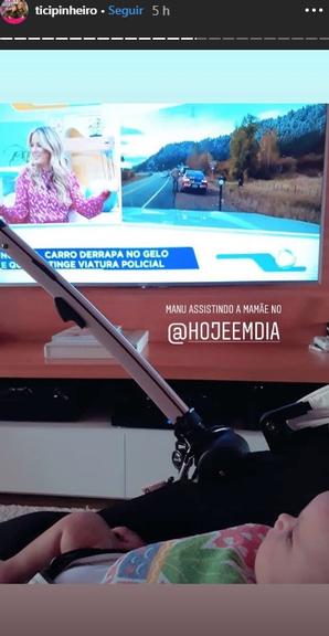 Ticiane Pinheiro mostra Manuella a assistindo pela TV