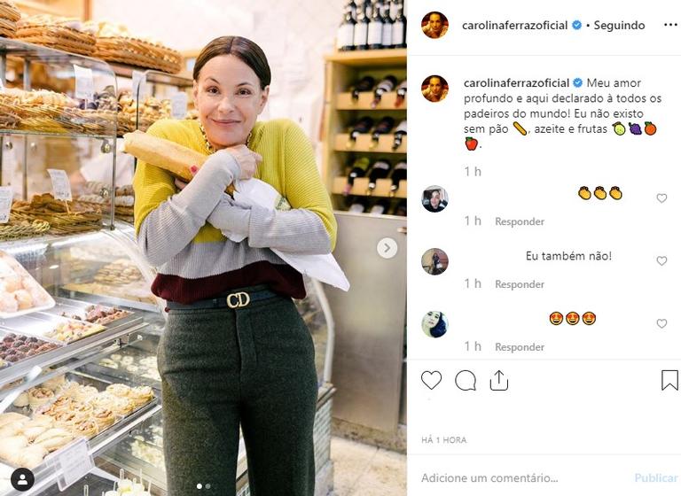 Carolina Ferraz comendo pão