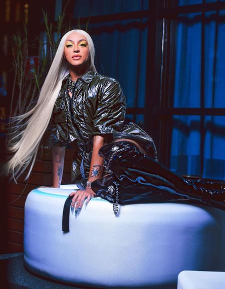 Pabllo Vittar surge deslumbrante com mega hair platinado até a cintura