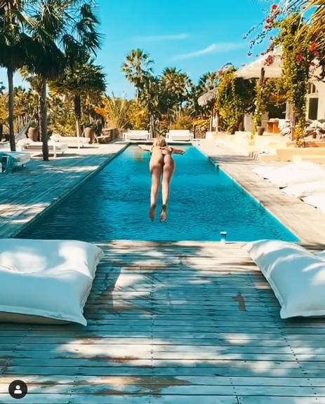 De micro biquíni, Giovanna Ewbank mergulha em piscina