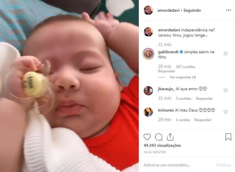 Gabi Brandt encanta com vídeo de Davi jogando a chupeta fora