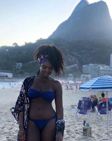 Cris Vianna exibindo curvas na praia 