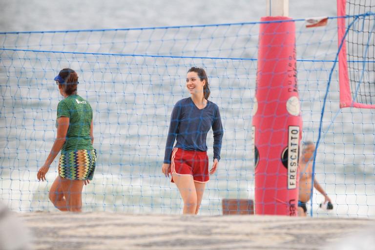 Nathalia Dill em praia carioca