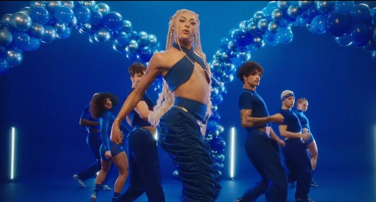 Pabllo Vittar faz uma festa sensual no clipe de ''Parabéns''