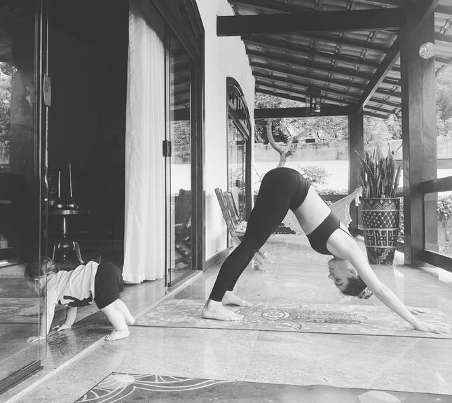 Rael praticando yoga com Isis Valverde