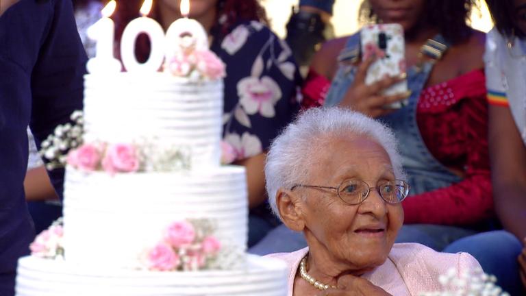 Fã de Luciano Huck comemora 100 anos no Caldeirão do Huck