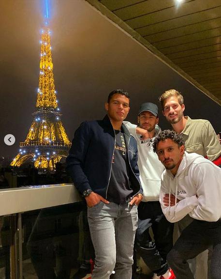 Neymar posa com os amigos em Paris