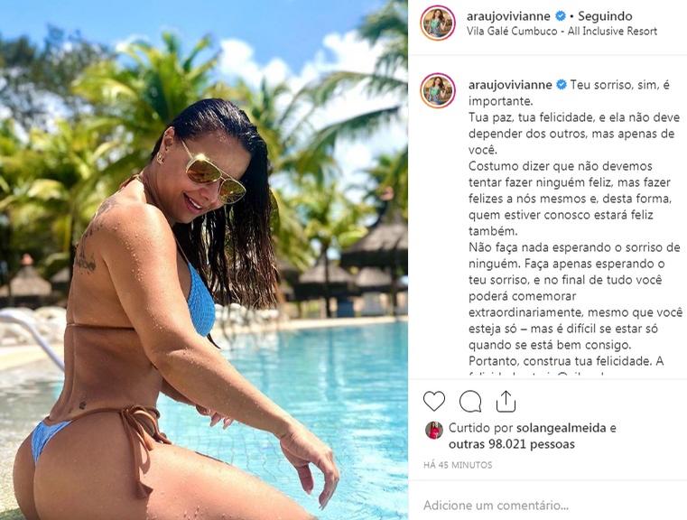 Viviane Araújo compartilha foto usando biquíni fio-dental na beira da piscina