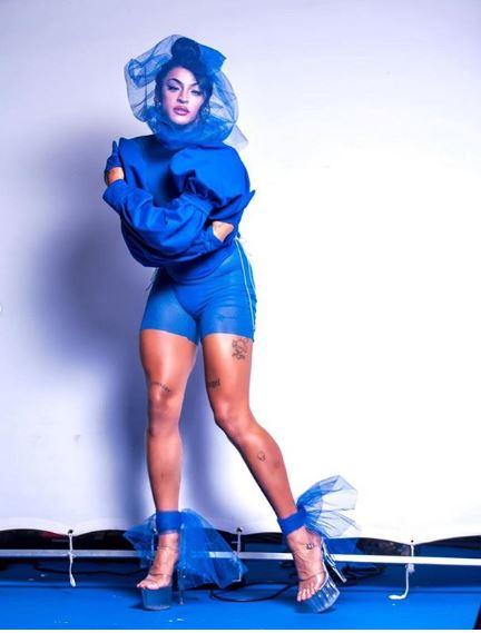 Pabllo Vittar em look azul, exibindo o físico. 