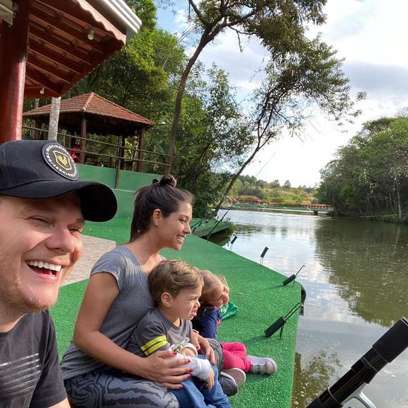 Filhos de Michel Teló roubam a cena ao aparecerem pescando ao lado do pai