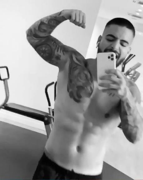 Maluma dançando sem camisa na academia