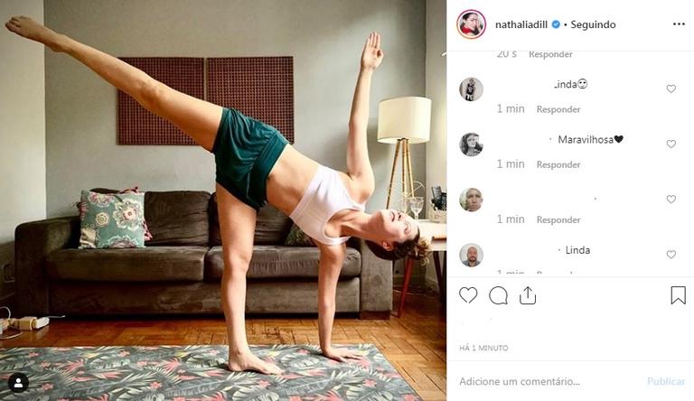 Nathalia Dill fazendo Yoga