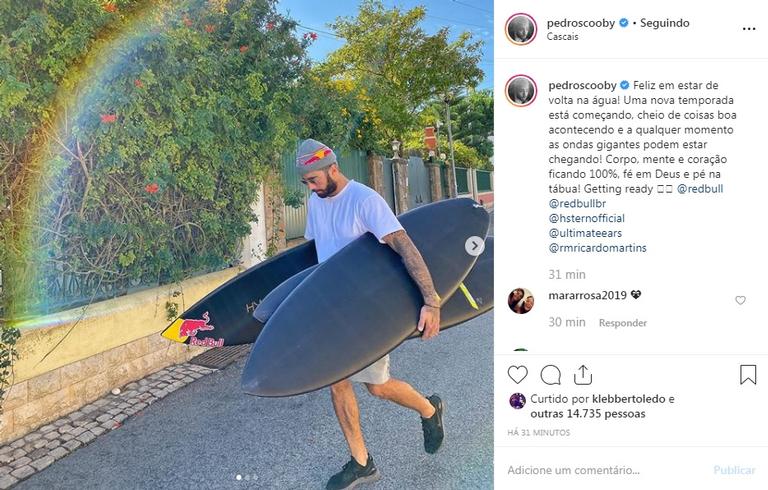 Pedro Scooby aparece surfando e encanta seguidores