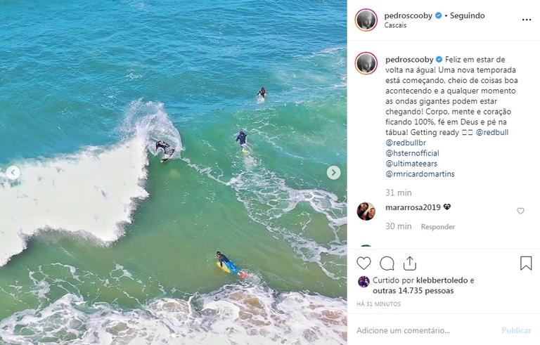 Pedro Scooby aparece surfando e encanta seguidores