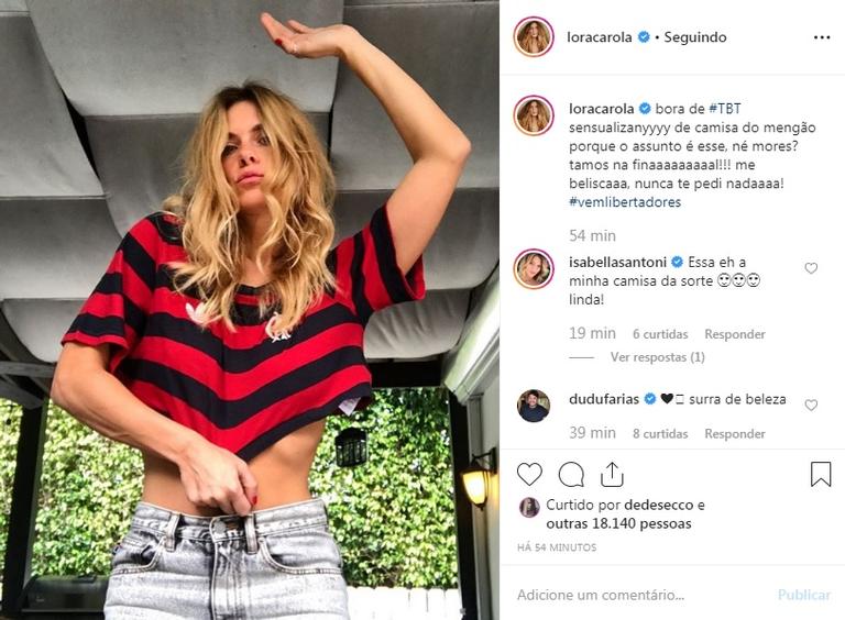 Carolina Dieckmann posa com a camiseta do Flamengo