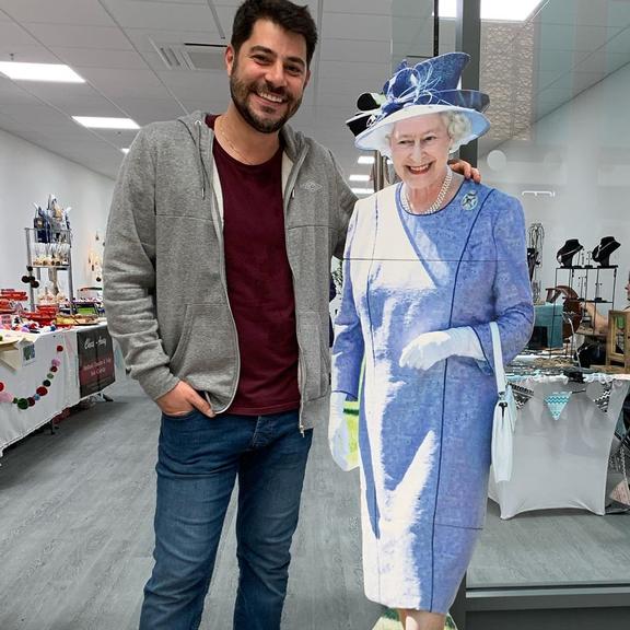 Evaristo Costa e Rainha Elizabeth II de papelão