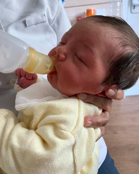 Filha de Tatá Werneck e Rafael Vitti mamando