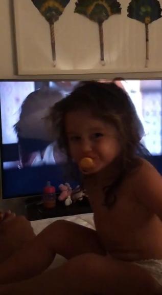 Madalena assistindo cena de Bruno Gissoni beijando Ágatha Moreira