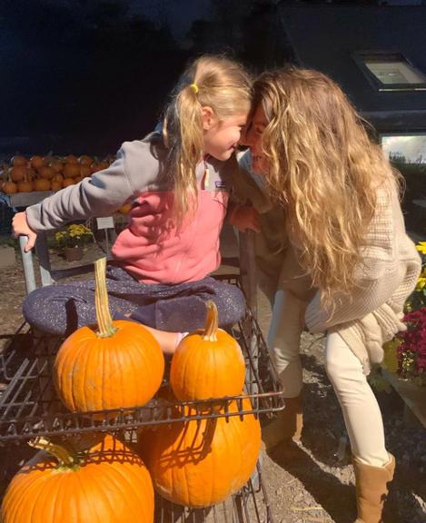 Gisele Bündchen e a filha no Halloween