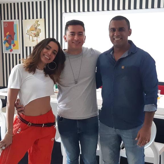 Anitta conhece novo irmão e sobrinha