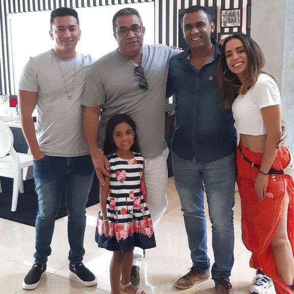 Anitta conhece novo irmão e sobrinha