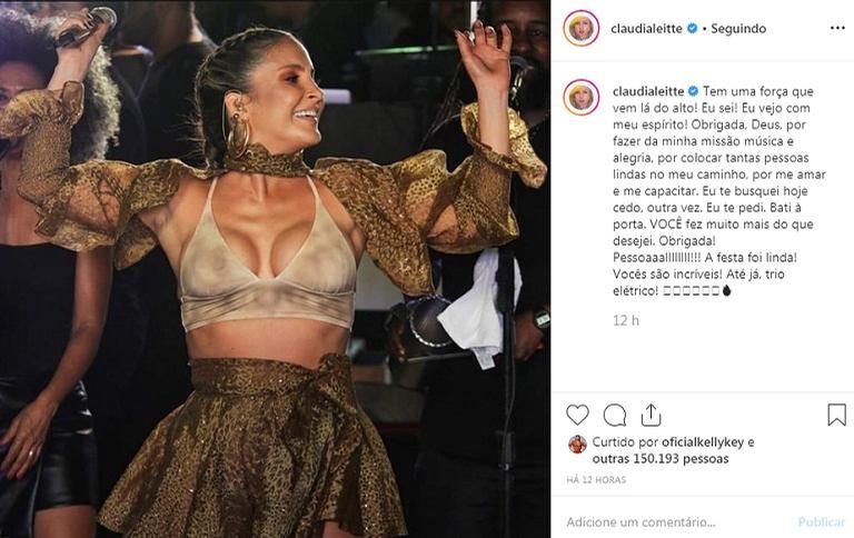 Claudia Leitte exibindo corpão em show