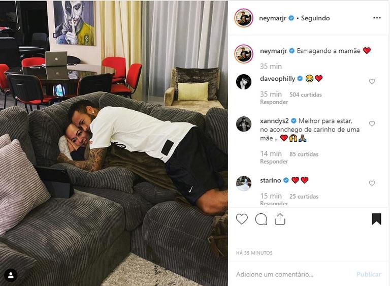 Mãe de Neymar Jr. é ''esmagada'' pelo jogador em clique cheio de amor