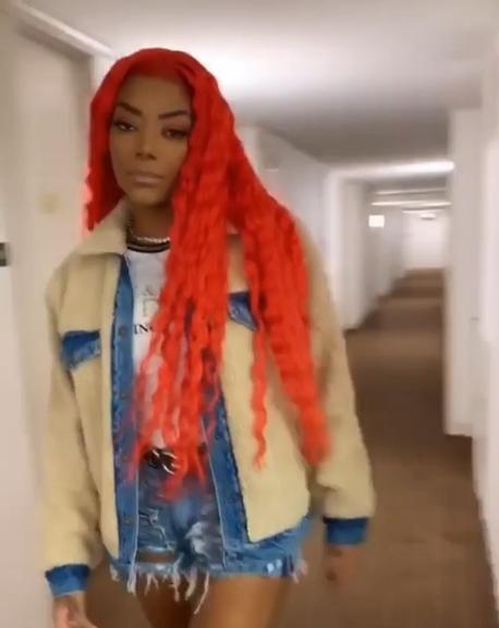 Ludmilla com cabelo ruivo