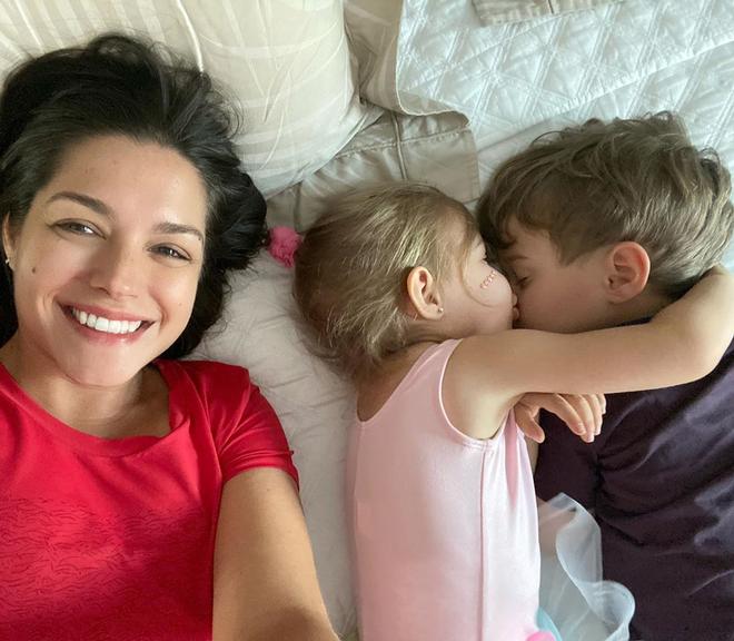 Thais Fersoza com os filhos Melinda e Teodoro