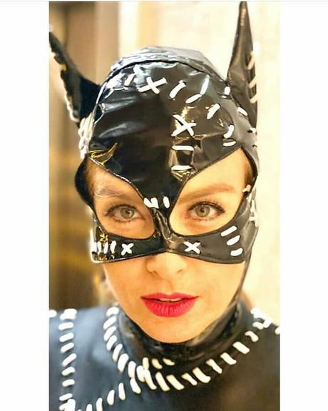 Angélica de mulher gato no Halloween