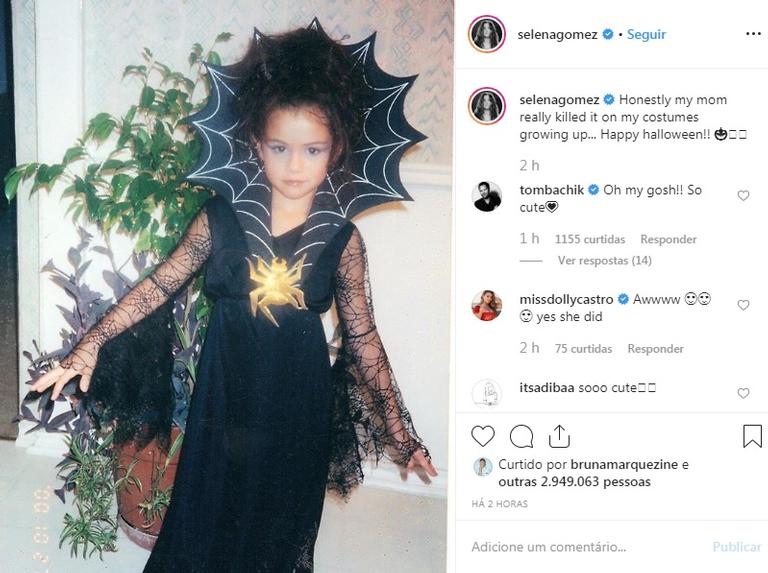 Selena Gomez relembra infância com foto do Halloween