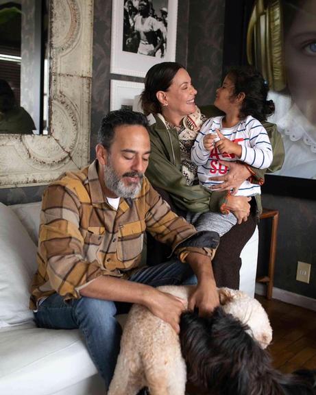 Carolina Ferraz com o marido e a filha caçula