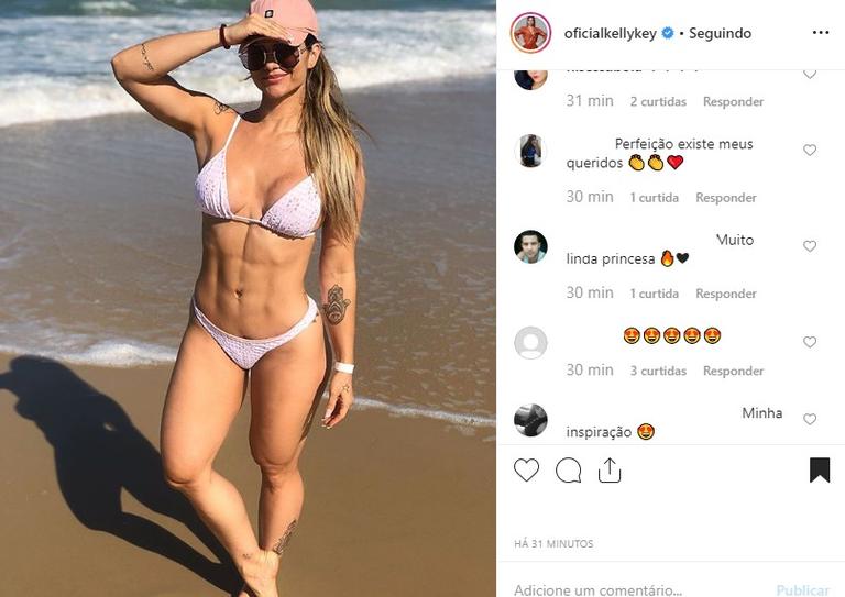 Kelly Key de biquíni na praia