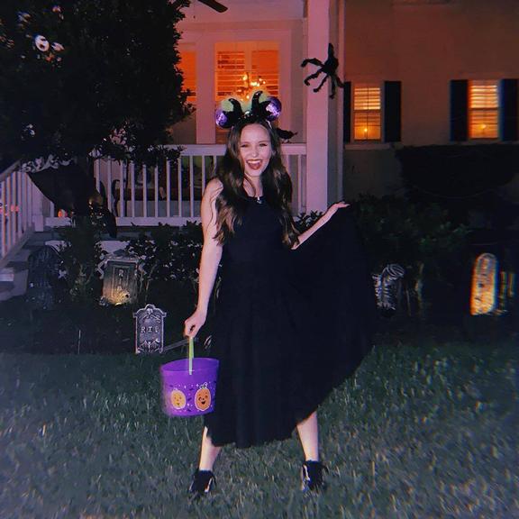 Larissa Manoela comemora primeiro Halloween na Disney