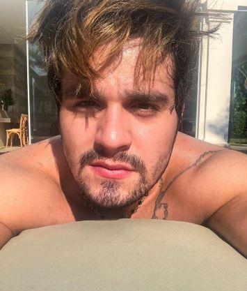 Luan Santana tomando sol