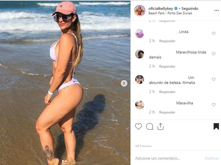 Kelly Key de biquíni na praia