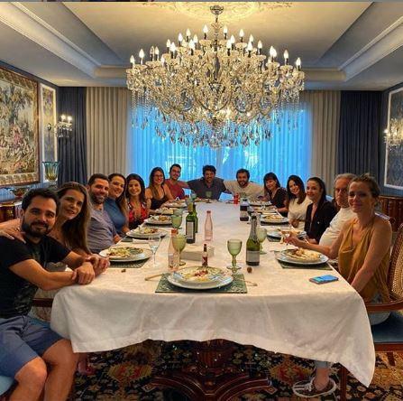 Luciano Camargo com amigos em reunião 