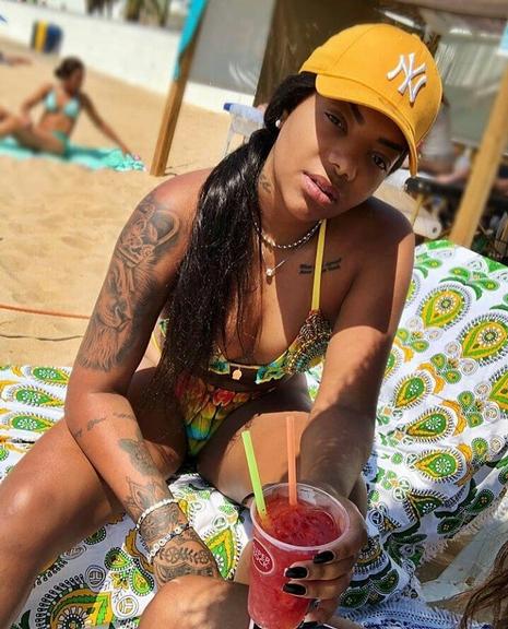 ''Pensando na praia'', brinca Ludmilla sobre segunda-feira